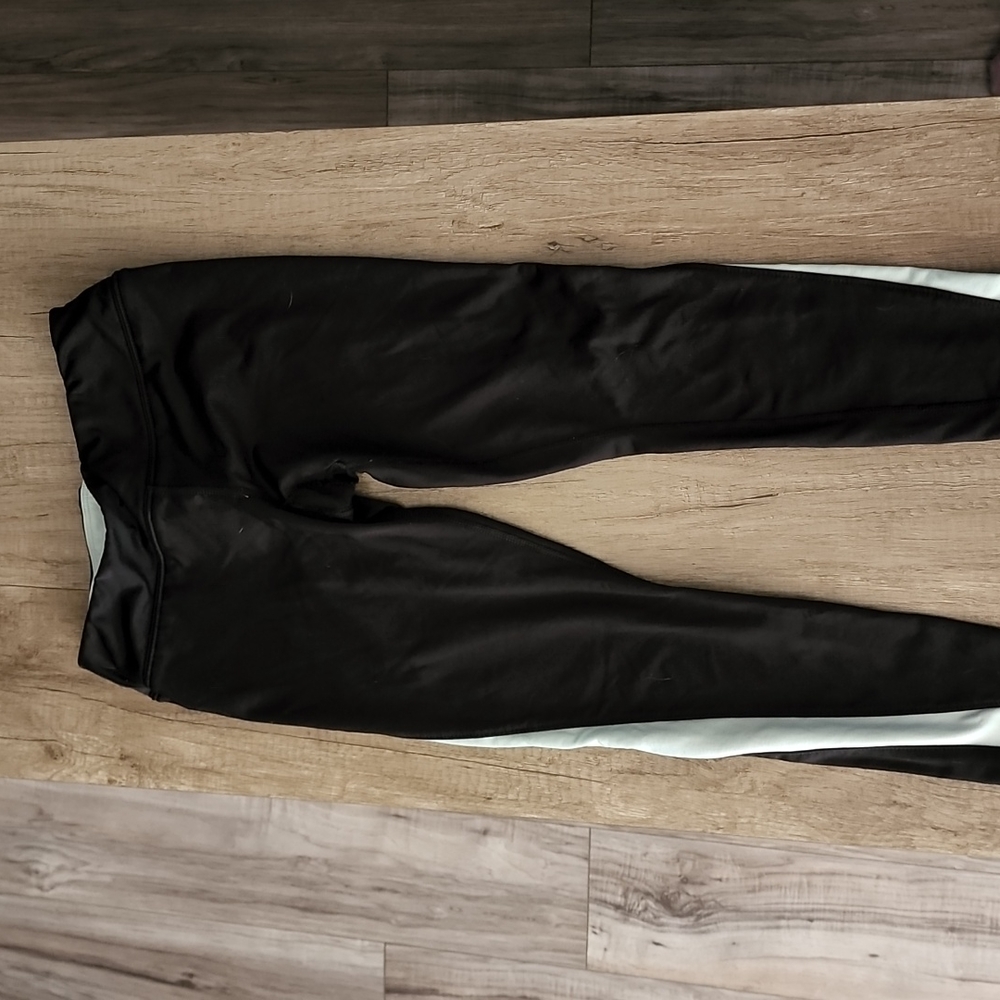 Athletic works Large 10-12 black and white